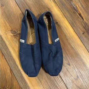 Size 6.5 Women’s navy Toms